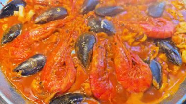 Deniz ürünleri paella 'sının Alicante ve Denia' da taze malzemelerle hazırlandığı ve Spains 'in beyaz kıyısındaki aşçılık geleneklerini gözler önüne serdiği Costa Blanca' nın canlı lezzetlerini deneyin.