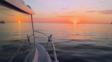 Gün batımında Costa Blanca boyunca okyanus üzerinde deniz manzarası ve Alicante yakınlarındaki Denia 'nın çarpıcı ufuk manzarası.