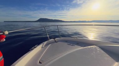 Denia Alicante kıyı manzarası ve huzurlu deniz manzarası yakınlarındaki sakin sularda gezinirken Costa Blanca 'da yat pruvası var.