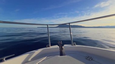 Denia Alicante kıyı manzarası ve huzurlu deniz manzarası yakınlarındaki sakin sularda gezinirken Costa Blanca 'da yat pruvası var.