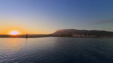Liman rıhtımının üzerinde Denia Günbatımı güneş doğumu ve Costa Blanca 'da Montgo dağı manzarası, İspanya' nın Alicante kıyısında sakin bir yolculuk.