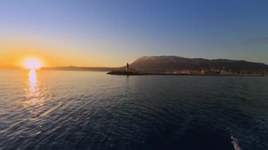 Denia Sunset, Costa Blanca 'daki Montgo dağlarından liman denizinin üzerinde gün doğumu bu sakin yolculuk İspanya' daki Alicante sahilinin güzelliğini gözler önüne seriyor.