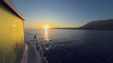 Alicante Costa Blanca 'da gün doğumunda teknede yelken açmak. Güneşin sabah çiğ tanelerinde yansıması.