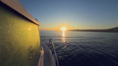 Sabah teknesi, Alicante sahil şeridinin çarpıcı manzarasıyla Akdeniz 'de güneş doğarken Costa Blanca boyunca güzel bir yolculukta çiğ tanecikleri saçıyor.