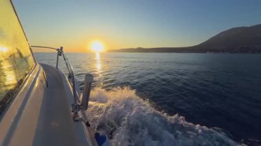 Güneşin doğuşunda Alicante Costa Blanca 'da yelken açmak.