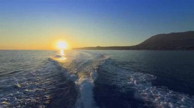 Kıç teknesi Denia, Alicante 'de seyir hızında uyandı.