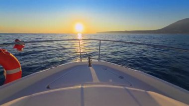 Alicante Costa Blanca 'da Akdeniz' de yelken açan tekne pruvası.