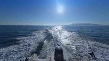 Kıç teknesi dışarıda. Denia, Alicante 'nin Akdeniz kıyısında seyir hızında uyanma.