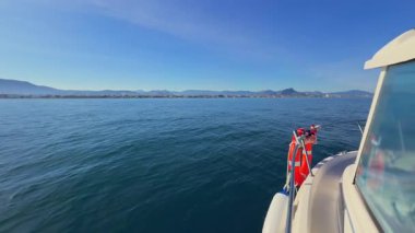 Güneşin doğuşunda Alicante Costa Blanca 'da yelken açmak.