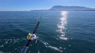 İspanya, Alicante ve Denia 'daki güzel Costa Blanca' da teknede olta ve makara balığı avlarken açık deniz ve muhteşem kıyı manzarası.