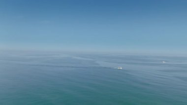 Balıkçılar açık bir yaz gününde Akdeniz 'de dolaşırlar. Mavi sular, boş zaman ve tatil için mükemmeldir.