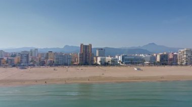 İnsansız hava aracı görüntüleri, Akdeniz 'in aşağısındaki Gandia ufuk çizgisinde yaz tatiline yaklaşıyor.