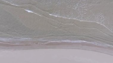 Akdeniz kıyı dalgalarının açık sularda dinlenmek ve tatil yapmak için ideal kumsal yaz mevsimlerine uzanan hava manzarası