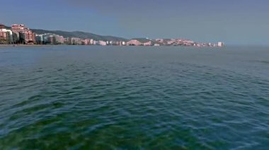 İnsansız hava aracı görüntüleri, Akdeniz 'in aşağısındaki Gandia ufuk çizgisinde yaz tatiline yaklaşıyor.