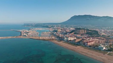 Denia Alicia sahilinde İHA görüntülerinde, Akdeniz 'in aşağısındaki yaz tatilinde