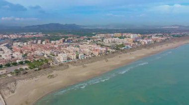 Valencia 'daki Playa de Canet plajının havadan görünüşü, açık bir gökyüzünün altında kumlu kıyı şeridini gösteriyor, Akdeniz kıyısı.