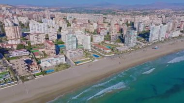 Akdeniz kıyısındaki turkuaz deniz üzerindeki San Juan plaj siluetinin Alicante hava aracı görüntüsü