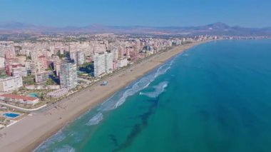 Akdeniz kıyısındaki turkuaz deniz üzerindeki San Juan plaj siluetinin Alicante hava aracı görüntüsü