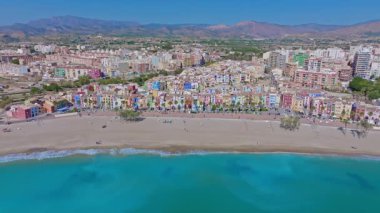 Akdeniz kıyısındaki Vila Joiosa turkuazında Villajoyosa sahil manzaralı Alicante hava aracı görüntüsü