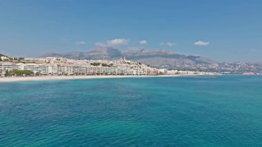 Akdeniz kıyısındaki turkuaz deniz üzerindeki Altea plaj siluetinin havadan görüntüsünü al.