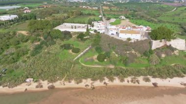 Cacela Velha köyünün hava perspektifi, tarihi mimari ve manzaralı kıyı şeridi ve Portekiz 'in Algarve bölgesindeki kumlu plaj.