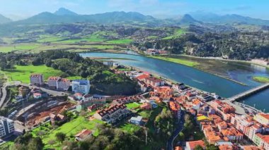 Asturias 'taki Ribadesella, köyün havadan görünüşü ve Sella nehri İspanya