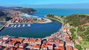 Asturias 'taki Ribadesella, köyün havadan görünüşü ve Sella nehri İspanya