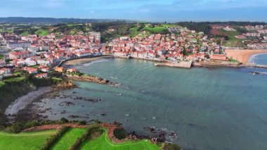 Asturias 'taki Luanco, İspanya' nın Cantabrian Denizi 'ndeki sahil ve köyün gökyüzü manzarası.
