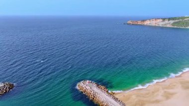 Portekiz 'in Atlantik Okyanusu kıyısındaki Nazare şehir ve plajının havadan görünüşü