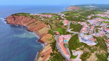 Sao Martinho do Porto Atlantic plajı, insansız hava aracı manzarası, Portekiz