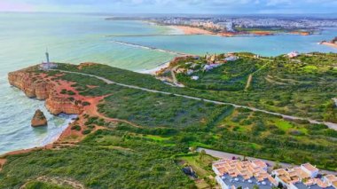 Algarve Portekiz 'deki Lagos plajı ve şehir siluetinin hava görüntüsü.