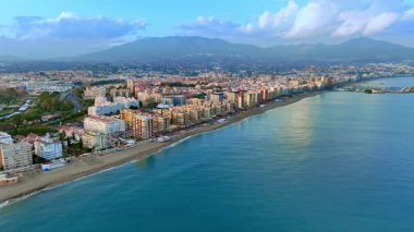 Malaga 'daki Fuengirola plajı, Akdeniz' deki Costa del Sol İspanya 'daki Endülüs denizi