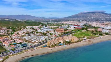 Malaga 'daki Fuengirola plajı, Akdeniz' deki Costa del Sol İspanya 'daki Endülüs denizi