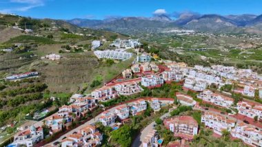 İspanya 'nın Endülüs bölgesindeki Malaga Costa del Sol' da Nerja insansız hava aracı görüntüsü yükselişte