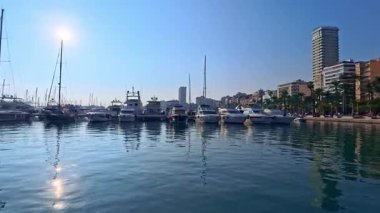 İspanya 'nın Costa Blanca kentindeki Alicante Dok Marina Skyline panoramik görüntü videosu