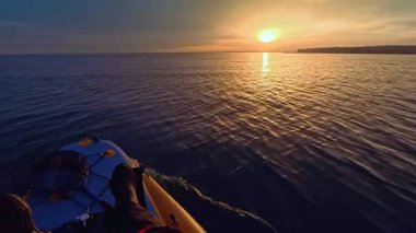 İspanya, Alicante yakınlarındaki Costa Blanca Denia açıklarında, Akdeniz 'de gün batımında bir kanonun pruvası.