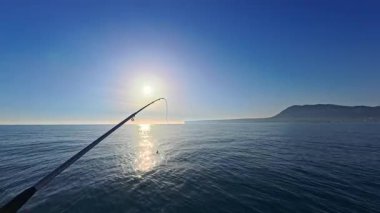 Tekne tuzlu su için olta, Akdeniz 'deki bir tekneden balık tutmak için mükemmel.