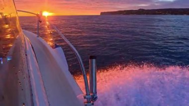 Gündoğumu teknesi gün doğumunda yola çıkıyor Alicante 'li Costa Blanca Denizi dramatik gökyüzü ile