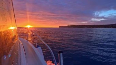 Gündoğumu teknesi gün doğumunda yola çıkıyor Alicante 'li Costa Blanca Denizi dramatik gökyüzü ile