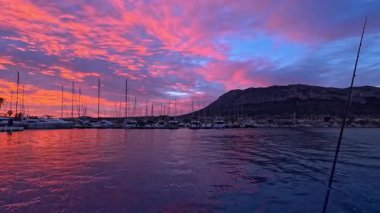 Alicante İspanya 'nın Costa Blanca şehrinde gündoğumu altında Denia limanı dramatik gökyüzü