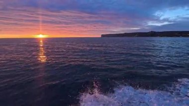 Akdeniz 'de gün doğumunda Alicante' li Costa Blanca 'da hızla ilerleyen deniz köpüğü.