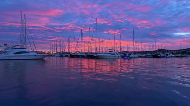 Alicante İspanya 'nın Costa Blanca şehrinde gündoğumu altında Denia limanı dramatik gökyüzü