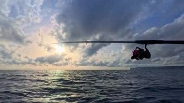 Akdeniz teknesinde tuzlu su üzerinde balık oltası.