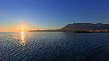 Akdeniz 'de gün doğumu Alicante' nin Costa Blanca bölgesindeki Denia 'nın beyaz kıyıları gün batımında