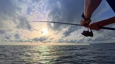 Teknede tuzlu su oltası avcılığı, balıkçı teknesi okyanusta el yordamıyla yüzüyor.