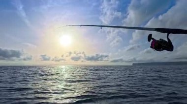 Akdeniz teknesinde tuzlu su üzerinde balık oltası.