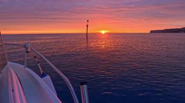 Gündoğumu teknesi gün doğumunda yola çıkıyor Alicante 'li Costa Blanca Denizi dramatik gökyüzü ile