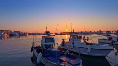 Akdeniz 'deki balıkçı tekneleriyle Alicante' deki Santa Pola limanı.
