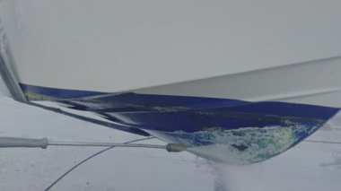 Kuru rıhtımda bakım sırasında tekne gövdesinden eski antiseptik boyayı söküp alan yüksek basınçlı su aleti.