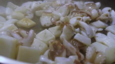 Pişirme tavasında kalamar ızgarası, İspanya 'dan tapas tarifi pişirirken sigara içmek.